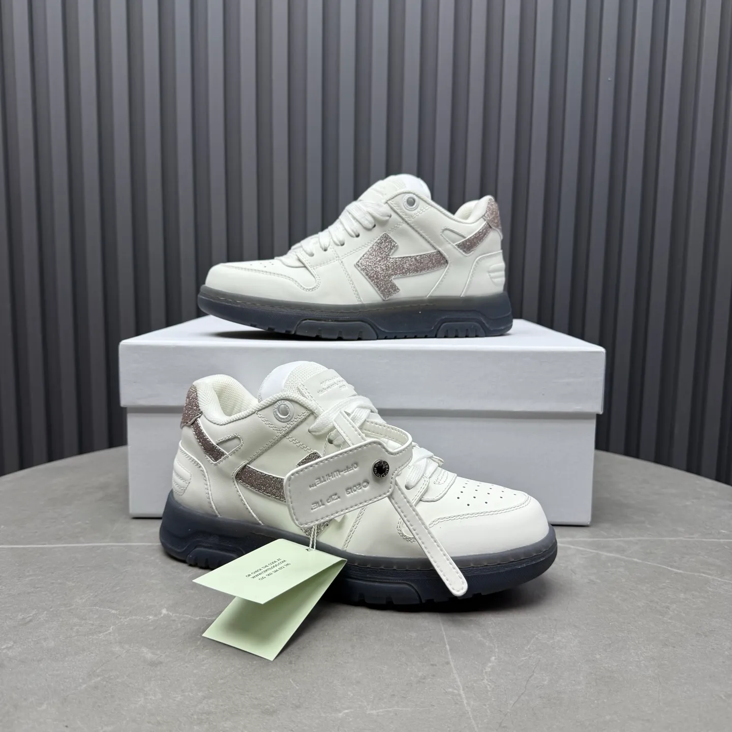 【off- white】P: 620💰Couple model👫, Size: 35-44 (Customized for men 38.45.46) High-quality version👊 "Out of office" series original molding, original lasting, production process 1:1 Original ➰OFF GRAY WHITE OW ➰ First-layer cowhide Imported skin-friendly and environmentally friendly polyester mesh Original molding high elastic and environmentally friendly molding pad Made with the original lasting process. The original molded rubber outsole (never yellows and deforms) has a super correct shape, bright color and strong three-dimensional effect👍. Packaging💯Full set of packaging synchronized with the official website (branded paper, certificate of quality, branded cloth bag)